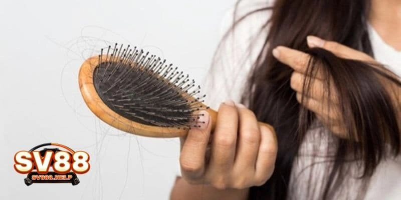 Mơ thấy tóc rụng khi chải đầu